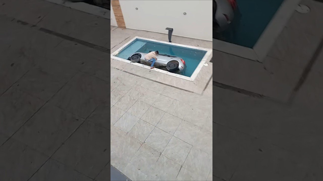 Motorista cai com carro dentro de piscina, ainda bem que ele conseguiu sair do veículo.