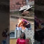 Após virar crente, jovem queima todas as roupas curtas, e afirma que só usará roupas da igreja Após virar crente, jovem queima todas as roupas curtas, e afirma que só usará roupas da igreja