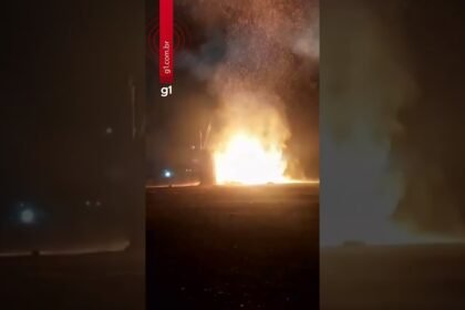 Fogueira de 26 metros desaba durante Arraiá Solidário no interior de SP Fogueira de 26 metros desaba durante Arraiá Solidário no interior de SP