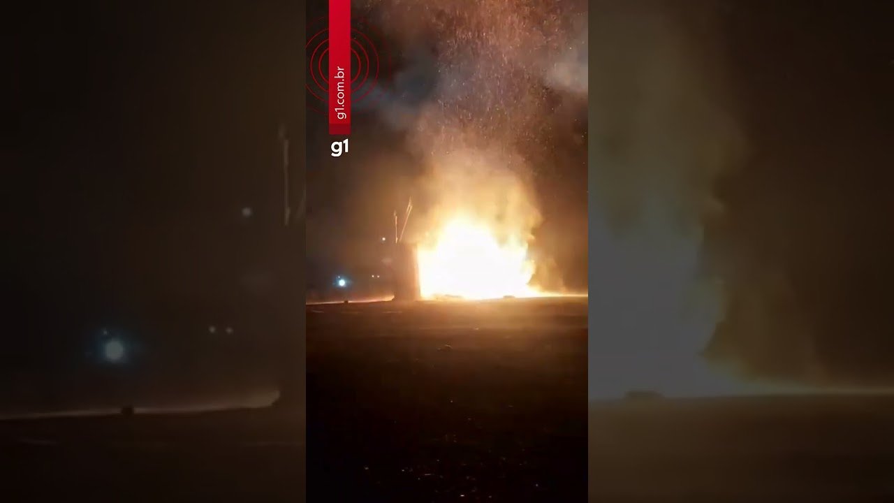 Fogueira de 26 metros desaba durante Arraiá Solidário no interior de SP Fogueira de 26 metros desaba durante Arraiá Solidário no interior de SP