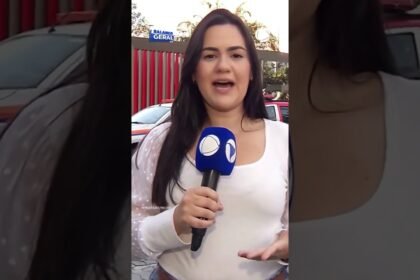 Homem coloca colega de trabalho de cabeça para baixo para salvar ela de engasgo! Homem coloca colega de trabalho de cabeça para baixo para salvar ela de engasgo!