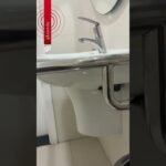 Homem esconde celular para gravar mulheres em banheiro de prédio comercial em Santos, SP