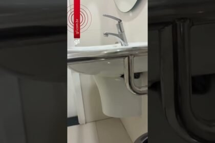 Homem esconde celular para gravar mulheres em banheiro de prédio comercial em Santos, SP Homem esconde celular para gravar mulheres em banheiro de prédio comercial em Santos, SP
