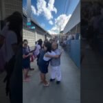 Merendeira é aplaudida no último dia de trabalho antes da aposentadoria em escola