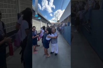 Merendeira é aplaudida no último dia de trabalho antes da aposentadoria em escola Merendeira é aplaudida no último dia de trabalho antes da aposentadoria em escola