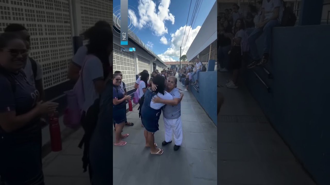 Merendeira é aplaudida no último dia de trabalho antes da aposentadoria em escola