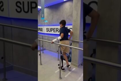 Menino atacado por tubarão coloca prótese na perna e dá primeiros passos Menino atacado por tubarão coloca prótese na perna e dá primeiros passos