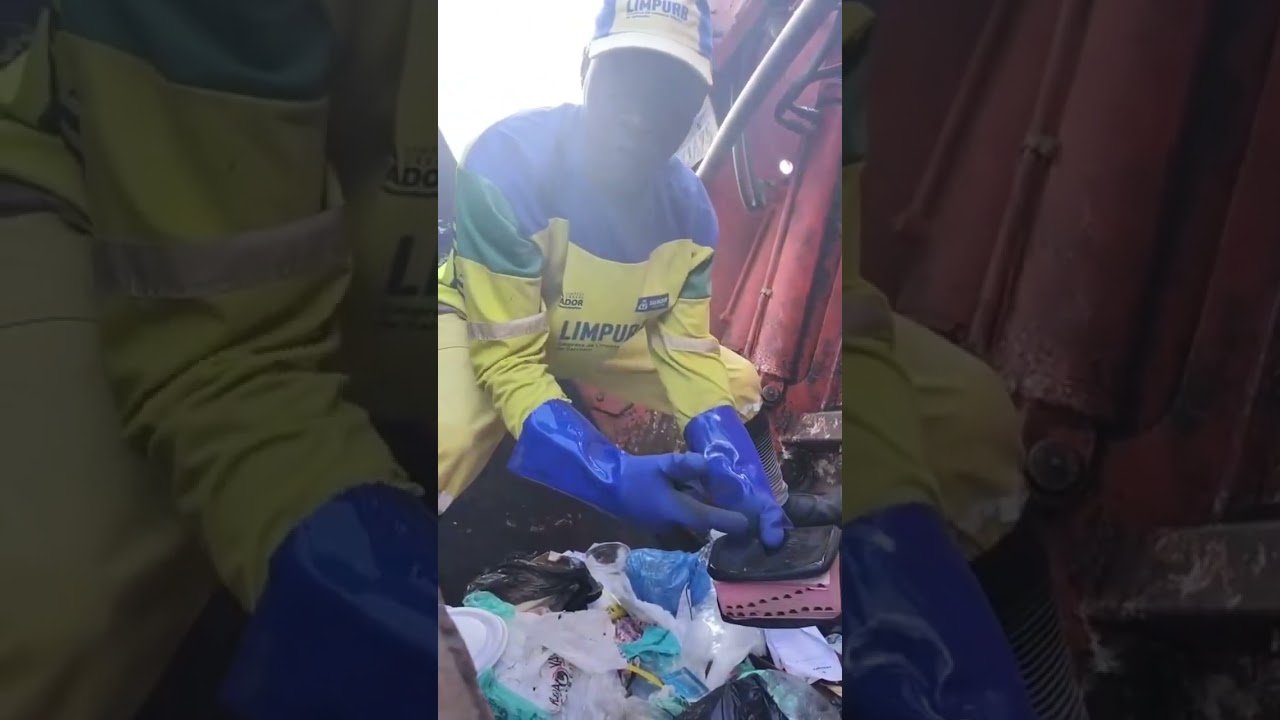 Gari se revolta ao encontrar Bíblia Sagrada jogada no lixo na Bahia!
